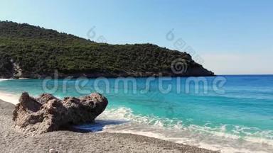 美丽的埃维亚岛海滩，希腊。 海湾，有绿松石，悬崖脚下有蓝色的水，在悬崖中间